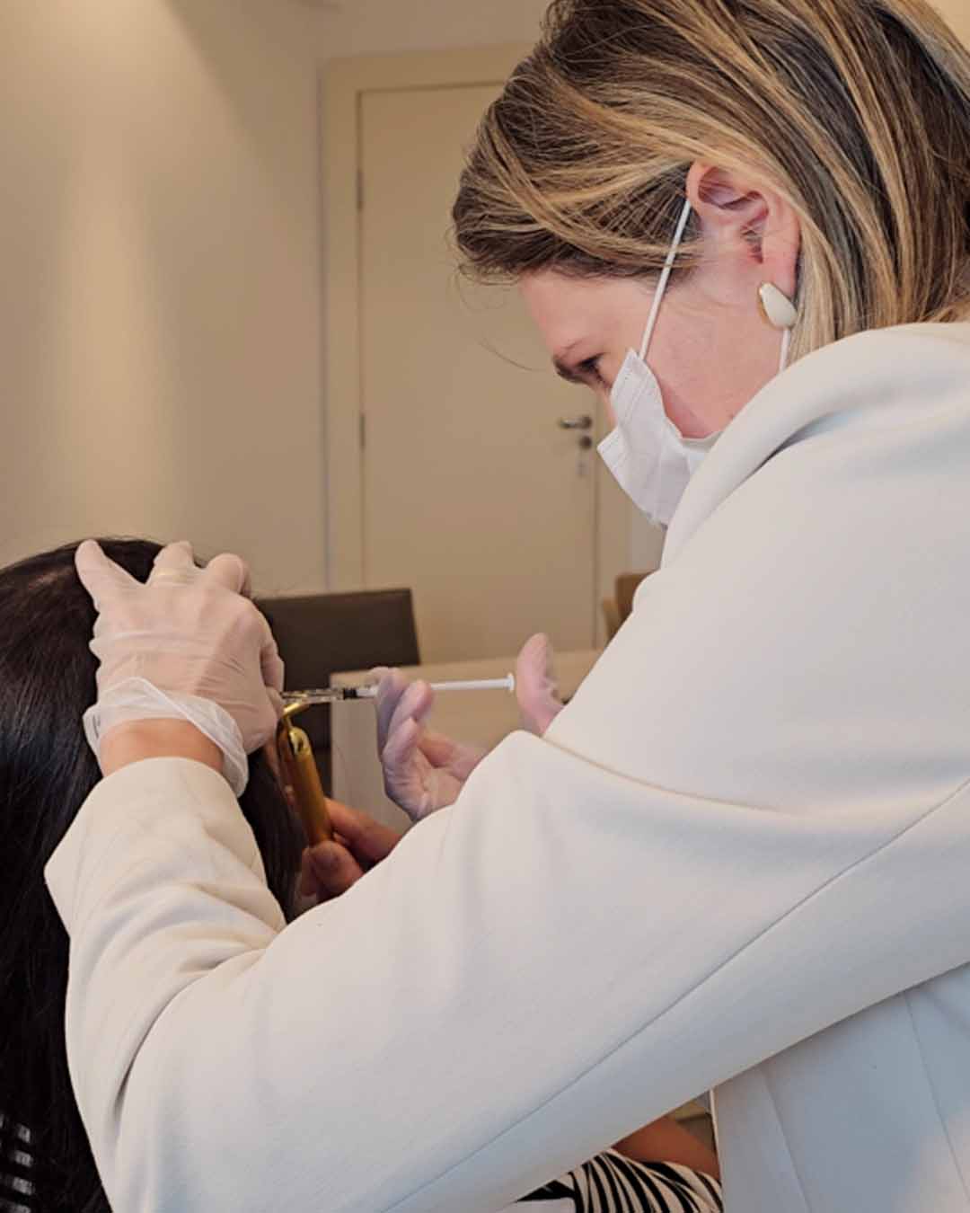 Aplicação de toxina botulínica para enxaqueca crônica pela Dra. Izabela Feitosa