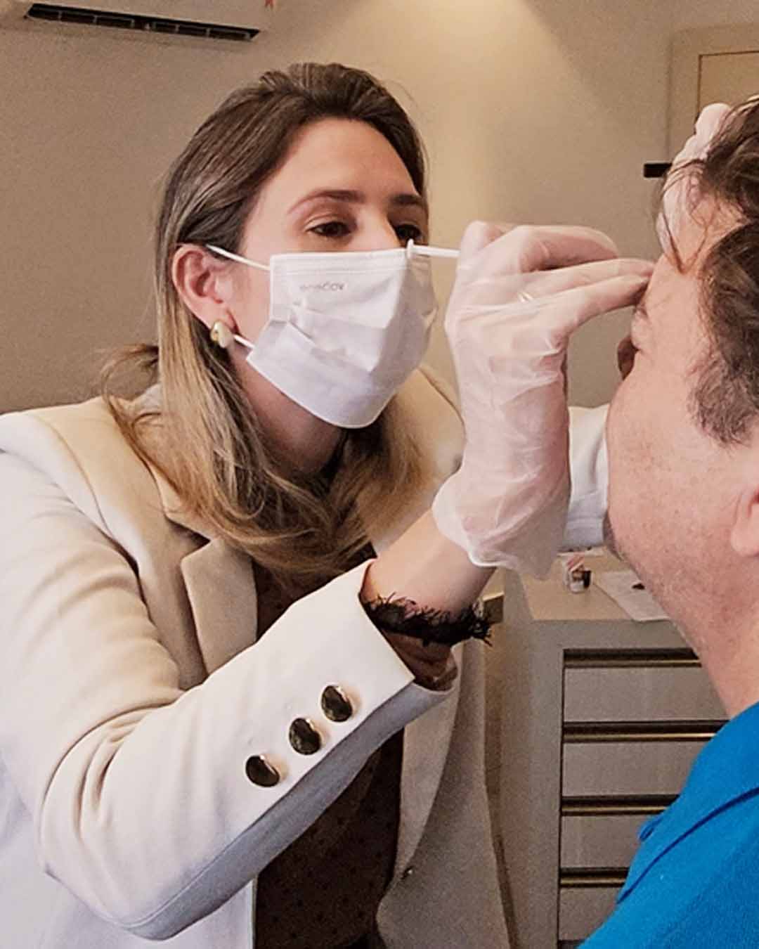 Dra. Izabela Feitosa em avaliação clínica