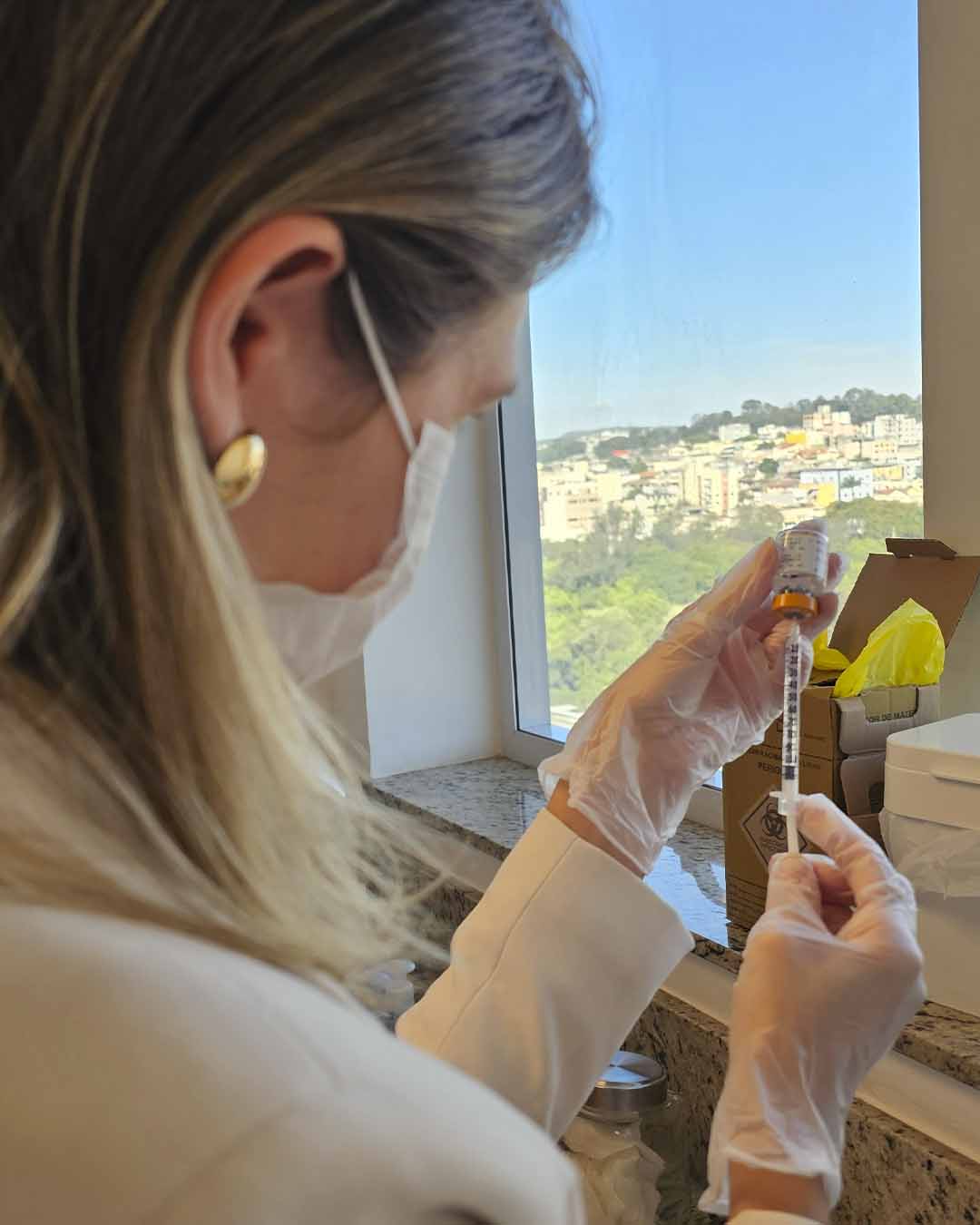 Dra. Izabela Feitosa preparando aplicação de toxina botulínica